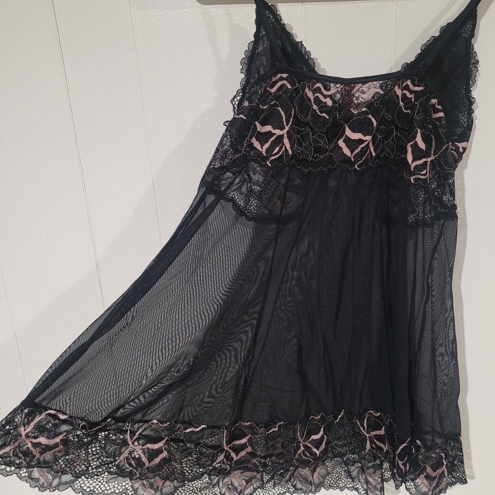 La Vie En Rose Scalloped Black and Pink Lace Nightie - Picture 6 of 6